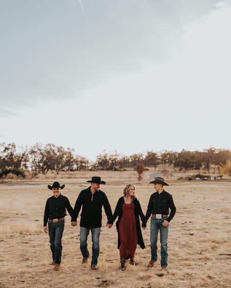 This sweet family🫶🏼 #familyphotography #familyphotos #familyphotographer #seniorpictures #seniorportraits #couplesphotography #couplesphotographer #family #californiaphotographer #weddingphotographer #norcalphotographer #loomisphotographer #rosevillephotographer #sacramentophotographer #photographer #photography Family Cowboy Photoshoot, Western Family Photoshoot, Rustic Family Pictures, Cowboy Family Pictures, Barn Family Photos, Western Family Pictures, Western Family Photos, Cowboy Photoshoot, Western Photo Shoot