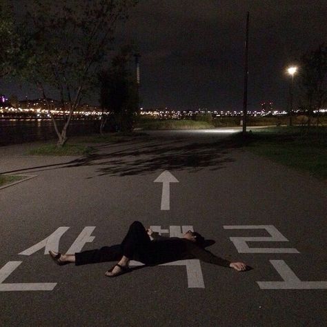 #alternative #girl #grunge #street Fotografia Grunge, Laying On The Ground, Fotografi Urban, Dark Paradise, Night Vibes, Foto Vintage, Grunge Photography, Jolie Photo, Night Aesthetic