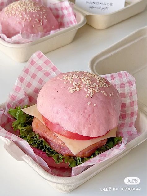 Pink Burger, Plats Healthy, Kawaii Cooking, Easy Food Art, Pink Foods, Food Drinks Dessert, Kawaii Food, Cute Desserts, Food Obsession