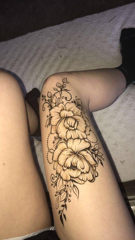 Knee Henna Tattoo, Henna On Legs Design, Henna Designs On Leg, Forearm Henna Designs, Henna Tattoo Thigh, Henna Designs On Thigh, Full Leg Henna, Thigh Henna Designs, Henna Thigh Designs