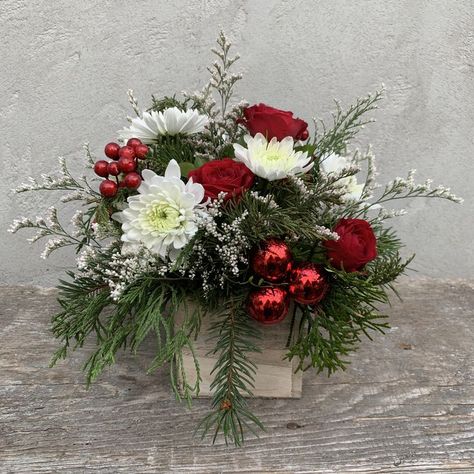 Christmas Flower Vase Arrangements, Winter Floral Arrangements Centerpieces Diy, Modern Christmas Flower Arrangements, Winter Arrangements Centerpieces, Christmas Centerpieces Flowers, Christmas Floral Centerpieces For Table, Boho Christmas Flower Arrangements, Christmas Floral Arrangements Farmhouse, New Years Flower Arrangements