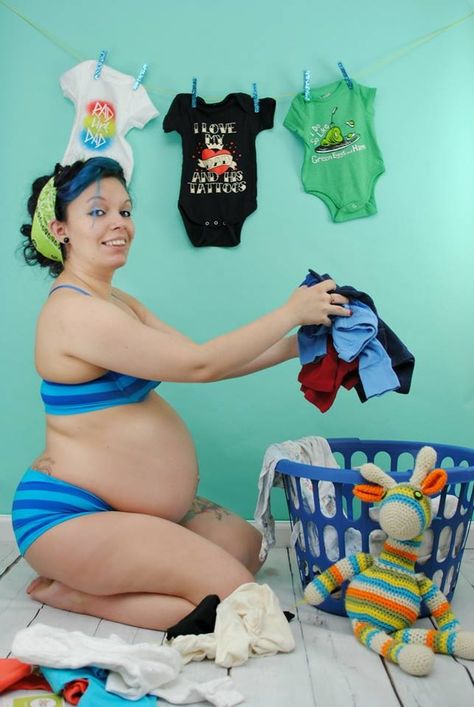 #maternity #pinup pregnancy Quirky Maternity Photos, Creative Maternity Pictures, Maternity Pin Up, First Pregnancy Announcements, Cute Pregnancy Photos, Maternity Shoot Outfit, Studio Maternity Shoot, Newborn Photography Tips, Cute Pregnancy Pictures