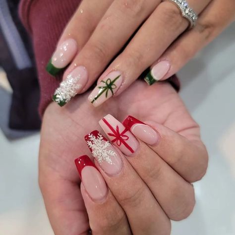 Christmas Nail Designs Acrylic, Christmas Present Nails, Green Christmas Nails, Nail Art Noel, Fashionable Nails, Inspiration Nails, Red Christmas Nails, Christmas Nails Easy, Christmas Gel Nails