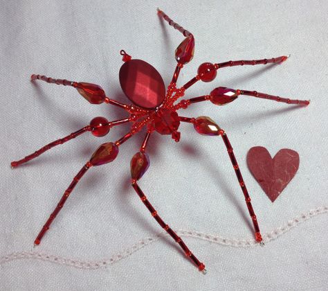 Valentine Spider ❤️ Wire Spider Tutorial, Wire Bugs, Bead Spiders, Bead Bugs, Bead Spider, Christmas Spiders, Beaded Bugs, Spider Crafts, Christmas Spider