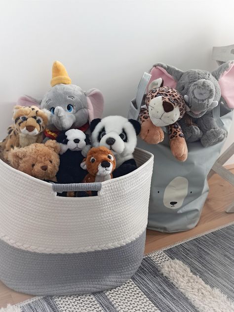 Teddy Organization, Stuffed Animal Basket, Organise Toys, Snug Ideas, Teddy Storage, Twin Boys Room, Toy Corner, Basket For Toys, Toy Baskets