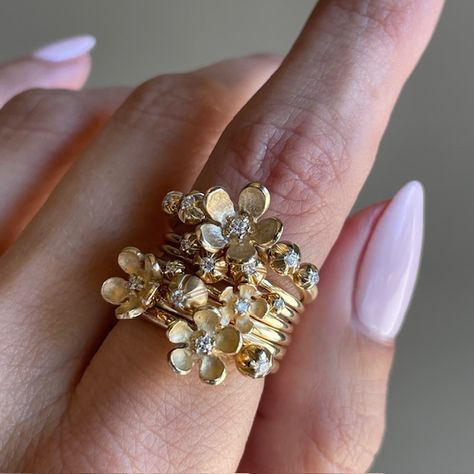 Garden party - a lush stack of 14k Blossom & Flower Rings with Diamonds by Nicole Landaw  #nicolelandaw #futureheirlooms #augustla Rings With Diamonds, Flower Rings, Dope Jewelry, Classy Jewelry, Jewelry Essentials, Funky Jewelry, Jewelry Lookbook, Fantasy Jewelry, Girly Jewelry