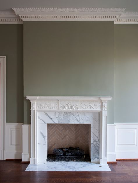 Classic Georgian - William T. Baker | Award-Winning Classical Residential Designer Georgian Lounge Ideas, Georgian Homes Interior Decor, Georgian Lounge, Georgian Cornice, Georgian Dining Room, Modern Georgian Interiors, Glasgow Apartment, Georgian Living Room, Georgian Fireplace