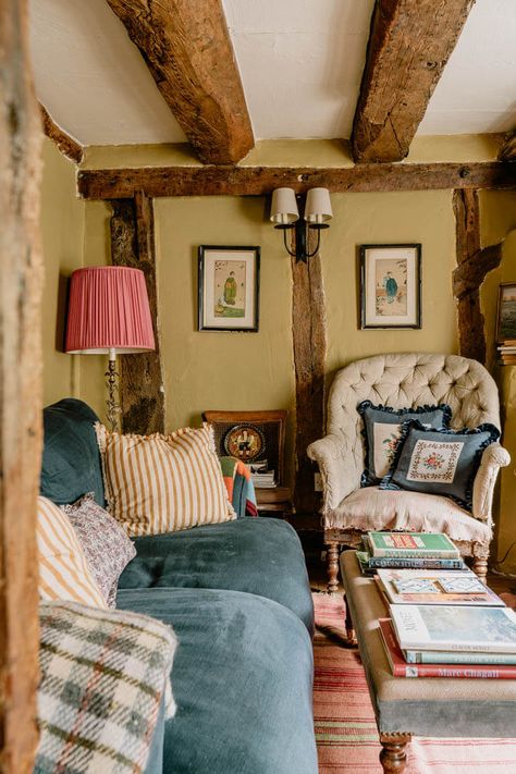 A Charming English Cottage with Color Accents 3 English Cottage Living Room, Salons Cottage, English Cottage Interiors, Cottage Interior Design, English Interior, Dining Room Cozy, Inglenook Fireplace, Cottage Living Rooms, Cottage Interior