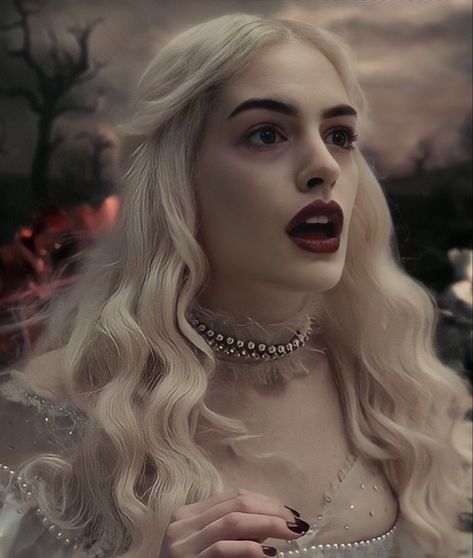 White Queen Alice In Wonderland, White Queen Costume, Queen Alice In Wonderland, Queen Icon, Queen Alice, Wonderland Aesthetic, Dark Eyebrows, Alice In Wonderland Aesthetic, Special Makeup