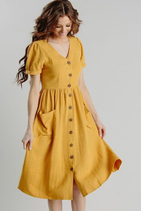 Summer yellow dress Flowy Bridesmaid Dresses, Summer Cocktail Dress, Finger Tips, Mode Inspo, Luxury Dress, Button Dress, Pusheen, Ladies Dress Design, Boutique Dresses