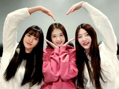 Trio Group Reference, Kpop Trio Pics, Group Of 3 Poses Friend Pictures, 3 Friends Photo Poses, Poses For 3 Best Friends, Kpop Poses Photo Ideas, Two Sister Photography Poses, Trio Poses Reference Friends, Poses For Groups Of 3