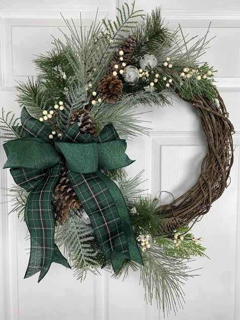 Christmas Wreath Ideas 2023, Christmas Door Wreaths Diy, Christmas Wreaths For Front Door Diy, Xmas Wreaths Ideas, Winter Door Wreaths, Crescent Wreath, Julkransar Diy, Green Christmas Wreath, Green Christmas Decor