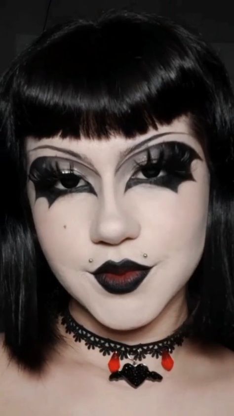 notvrna on Instagram: 🥀🦇Delineado asa de morcego🦇🥀 • • • • #makeup #makeuptutorial #mua #halloween #halloween2021 #reels #explorar #explore #goth Goth Makeup Looks, Trad Goth Makeup, Goth Eye Makeup, Elegant Goth, Goth Club, Goth Stuff, Punk Makeup, Trad Goth, Alt Makeup