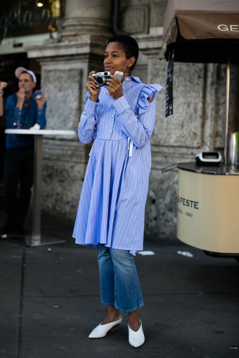 Street style de la Fashion Week printemps-été 2017 à Milan Dress Over Jeans, Dress Over Pants, Style Désinvolte Chic, Upcycle Shirt, Street Style 2017, Mode Jeans, La Fashion Week, Milan Fashion Weeks, Summer Fashion Trends