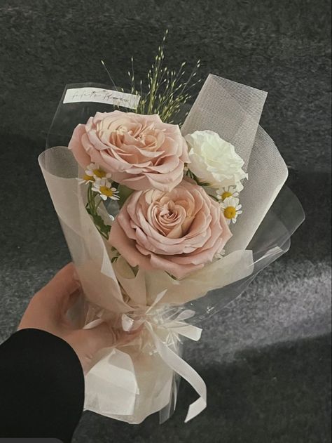 Small Birthday Bouquet, Baby Rose Bouquet, Small Rose Bouquet Gift, Flower Bouquet Small Simple, Small Bouquet Of Flowers Gift, Flower Bucket Aesthetic, Minimal Flower Bouquet, Flower Bouquet For Birthday, Small Rose Bouquet