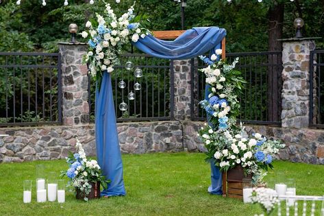 Outdoor Wedding Seating, Wedding Ceremony Rustic, Cobalt Blue Weddings, Teal Blue Weddings, Wooden Wedding Arches, Magic Decor, Wedding Gate, White Wedding Arch, Azul Navy