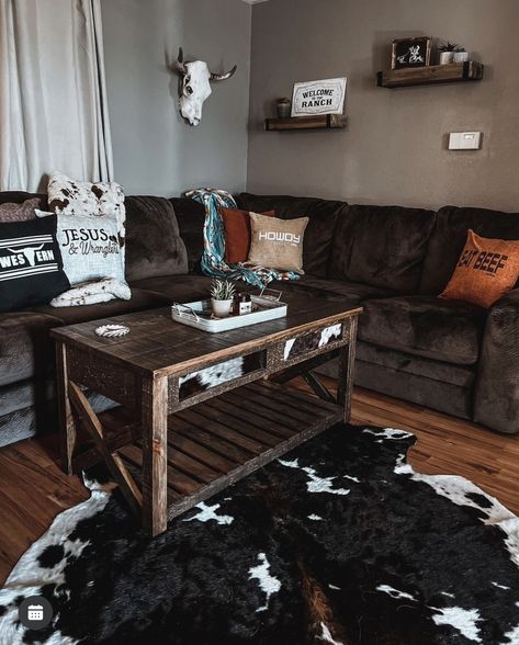 Living Room Decor Ideas Cozy Rustic, Pictures Living Room Ideas, Black Country Living Room, Western Living Room With Black Couch, Western Small Living Room Ideas, Western Coffee Table Decor Ideas, Black Western Living Room Ideas, Small Western Home Decor, Ranch Style Apartment Decor