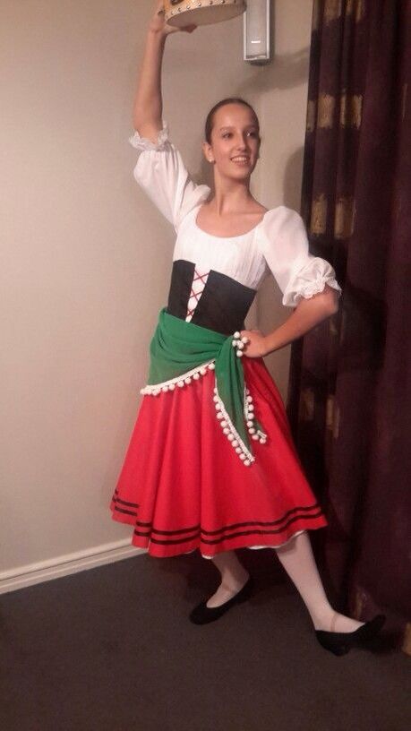 Italian Costume Ideas Women, Tarantella Costume, Italian Costume Ideas, Italian Themed Party, Themed Party Outfits, Italian Traditional Dress, Italian Dance, Sicilian Women, Italian Costume