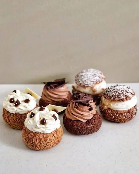 Bakery Goods Pastries, Trending Baked Goods, Bakery Baked Goods, Cafe Baked Goods, Chocolate Pastries, Cafe Desserts, Bakery Goods, Salted Caramel Cake, Cream Puff Recipe