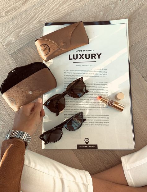 My Top 5 Sunglasses Styles of The Moment Sunglasses Photoshoot Ideas, Sunglasses Marketing, Sunglasses Photography Ideas, Sunglasses Shoot, Sunglasses Photoshoot, Eyewear Packaging, Sunglass Photography, Sunglass Photoshoot, Glasses Photography