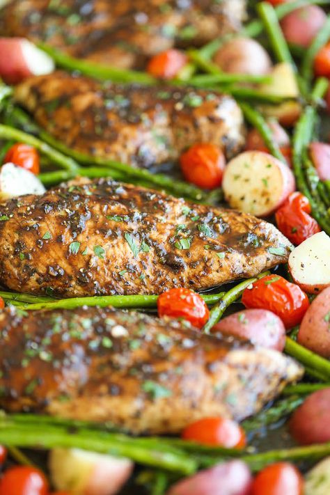 Honey Balsamic Chicken Breasts and Veggies - All cooked on one single pan. Easy peasy with zero clean up, and packed with so much flavor. Done and done. Balsamic Chicken Breast, Honey Balsamic Chicken, Honey Balsamic, Pan Dinners, Lchf Recipes, Balsamic Chicken, Sheet Pan Dinners, Sheet Pan Recipes, Poultry Recipes