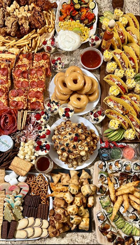 Sleepover Charcuterie Board Ideas, Pizza Grazing Board, Charcuterie Board For 18th Birthday, Pizza Roll Charcuterie Board, Chicken Finger Charcuterie Board, Fast Food Charcuterie Board Ideas, Junk Food Charcuterie Board, Charcuterie Board Night Ideas, Pizza Charcuterie Board Ideas