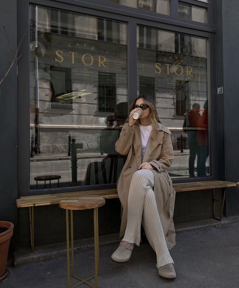 A girl sitting outside go a coffee shop and drinking a coffee. She’s wearing brown earth tones. Simple Coffee Shop, Instagram Pic Ideas, Street Style Minimal, Athleisure Inspiration, Cafe Pictures, Digital Content Creator, Filler Photos, Ideas Pose, Cute Coffee Shop