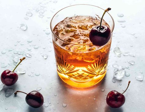 Vieux Carre Cocktail Recipe, Whiskey Mixed Drinks, Cognac Drinks, Best Rye Whiskey, Cognac Cocktail, Thanksgiving Cocktail Recipes, Brandy Cocktails, Hot Cocktails, Thanksgiving Cocktails