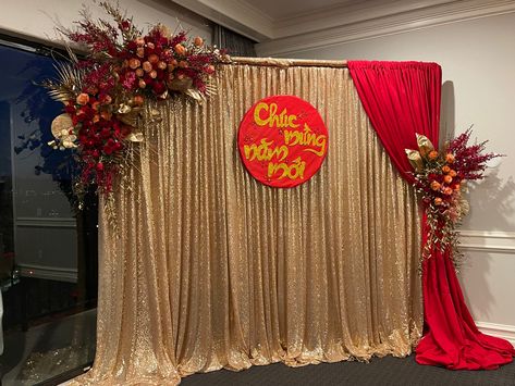 Christmas Backdrop Ideas, Christmas Photobooth, Christmas Stage Decorations, Small Wedding Decor, Christmas Stage, Ganapati Decoration, Graduation Backdrop, Christmas Photo Booth, Gold Backdrop