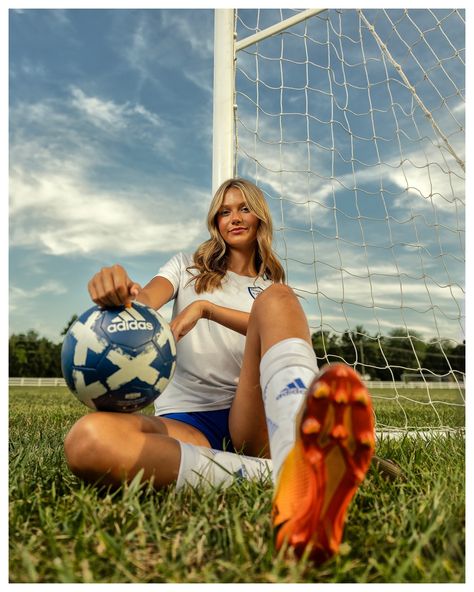 (20+) Facebook Soccer Field Photoshoot, Soccer Photoshoot Ideas, Soccer Poses For Pictures, Soccer Media Day Poses, Soccer Media Day, Sporty Photoshoot Ideas, Soccer Photoshoot, Soccer Photography Poses, Sporty Photoshoot