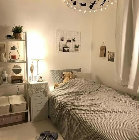 Image about aesthetic in r e l a x ̖́- by ♡ 𝔳 𝔦 𝔠 𝔱 𝔬 𝔯 𝔦 𝔞 ♡ Aesthetic Bedroom Ideas, Small Bedroom Decor, Minimalist Room, Aesthetic Rooms, Room Design Bedroom, Small Room Bedroom, Room Idea, Decoration Inspiration, Small Room