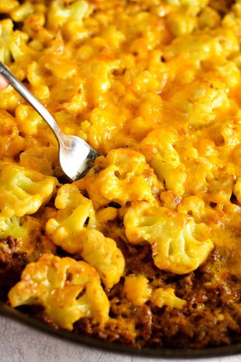 Easy Cauliflower Ground Beef Skillet recipe. This keto dinner idea makes a quick and simple weeknight meal. The ultimate comfort food. Low Carb Ground Beef Recipes, Ground Beef Skillet, Beef Skillet, Cheesy Chicken Pasta, Easy Cauliflower, Baked Macaroni, Easy Cinnamon, Dinner Idea, Cauliflower Recipes