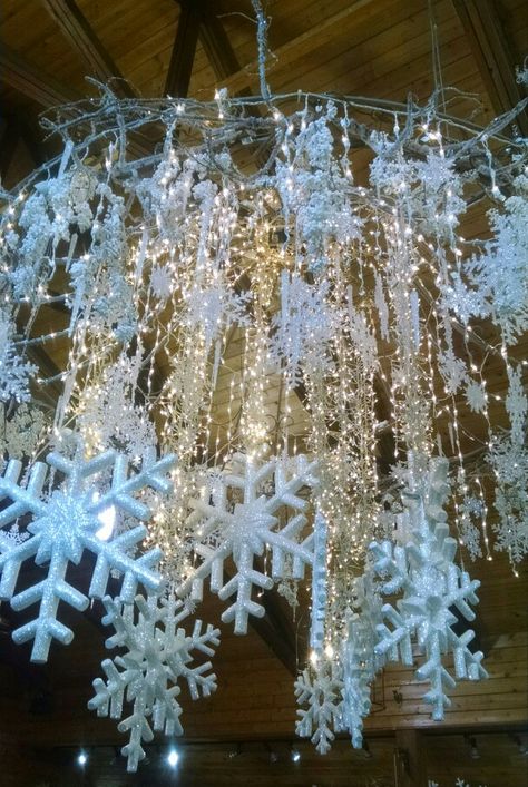 Chandelier Christmas Decor, Parade Float Diy, Snowflake Chandelier, Winter Wonderland Ball, Chandelier Christmas, Make Snowflakes, Christmas Exterior, Christmas Wedding Themes, Christmas Parade Floats