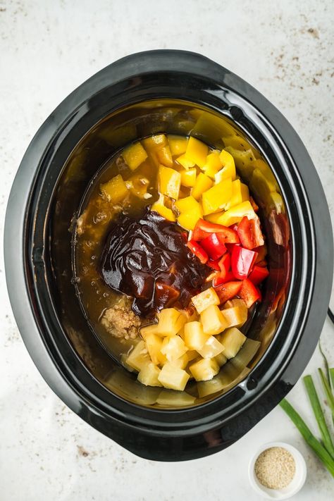 Make this sweet Hawaiian chicken recipe in the slow cooker with bbq sauce, pineapple, chicken thighs and bell pepper. Hawaii Chicken Crock Pot, Sweet Hawaiian Chicken Recipe, Pineapple Chicken Thighs, Sweet Hawaiian Chicken, Slow Cooker Hawaiian Chicken, Hawaiian Chicken Recipe, Wonder Pot, Hawaiian Chicken Crockpot, Hawaiian Chicken Recipes