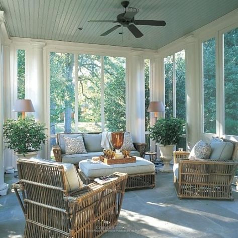 Comfy And Relaxing Screened Patio Design Ideas Tropical Decor Living Room, Cozy Sunroom, Tropical Living Room, Asma Kat, Porch Design Ideas, Sunroom Furniture, Blue Ceilings, Sunroom Decorating, Tropical Living