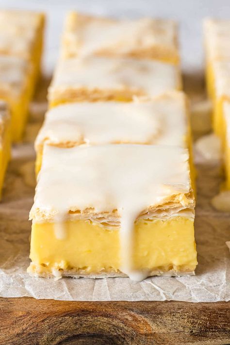 This delicious easy vanilla custard slice has a delightful creamy vanilla custard filling sandwiched between layers of puff pastry and topped with a glaze. Easy Custard Slices Recipe, Custard Slices Recipe, Custard Slice Recipe Easy, Easy Vanilla Slice, Puff Pastry Vanilla Pudding, Vanilla Slices Recipes, Puff Pastry Custard Recipes, Vanilla Slice Recipe Easy, Custard Slices With Puff Pastry