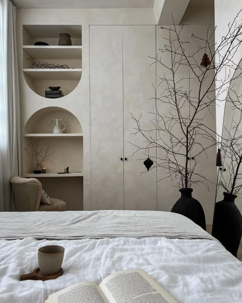 Bedroom Niches, Curvy Shelves, Organic Wardrobe, Japandi Bedroom Ideas, Japandi Bedroom, Pastel Interior, Japandi Interiors, Sophisticated Bedroom, Japanese Interior