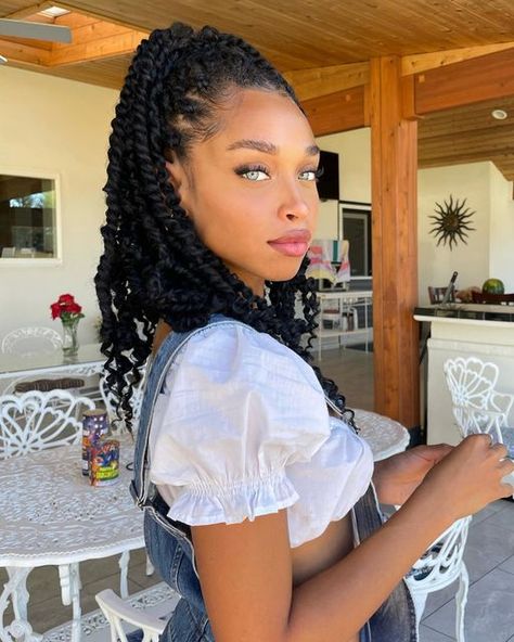 Caribbean Women Beauty, Idania Hopkin, Black People With Blue Eyes, Woman With Blue Eyes, Curly Braids, Lovely Eyes, Dark Skin Makeup, Pretty Eyes, Afro Hairstyles