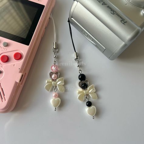 Simple Pearl Phone Charms! Comes in Black or Pink Variation and Perfect for phones, cameras, binders, bags, etc ☆彡 Made with Stainless Steel Wire, Acrylic, and Plastic beads [4.5 inches long] PHONE CHARM CARE!  - Please keep in mind that all of my phone charms are intended to be used as an ACCESSORY and NOT to hold your phone. - Excessive pulling on phone charms may result in breakage - I am not responsible for any damages once the item is in your care ‼️IMPORTANT INFO‼️ Please double check and Charms Aesthetic, Pearl Phone Charm, Aesthetic Gifts, Diy Beaded Rings, Gelang Manik-manik, Simple Pearl, Bead Charms Diy, Kawaii Jewelry, Beaded Jewels