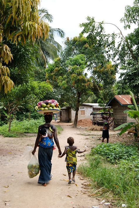 African Life, West African Food, African People, Africa Art, Tableau Art, African Countries, African Food, African Culture, People Of The World