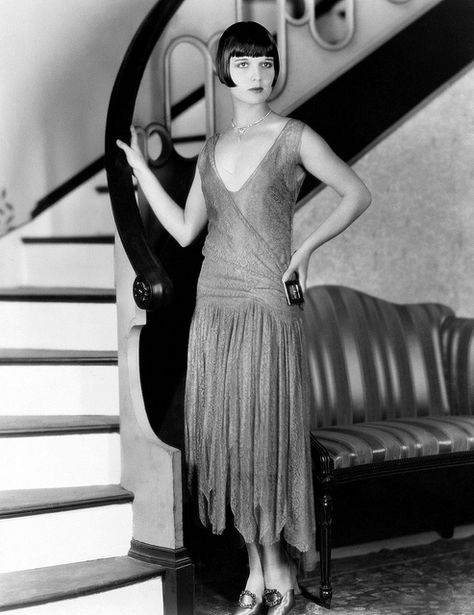 c. 1925: Louise Brooks standing by the stairway 1920s Theatre, 1920 Style, Style Année 20, Flapper Girls, Jean Patou, 1920 Fashion, Louise Brooks, Josephine Baker, Flapper Girl