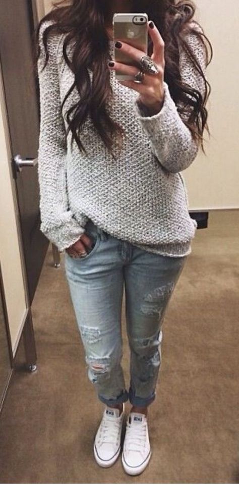 Comfy sweater, light jeans, and sneakers. Sounds like matches made in causal heaven! Asap Outfit, Fall Fashion Jeans, Converse Outfits, Fall Outfits For School, Jeans Claro, Fall Jeans, Moda Jeans, Pullover Outfit, Light Jeans