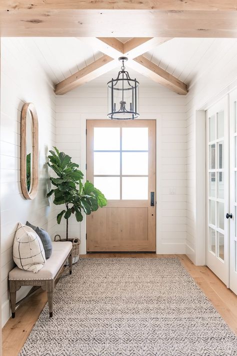 modern farmhouse entryway decor Foyer Ideas Entryway, Farmhouse Entry, Aesthetic Interior Design, Foyer Design, Entry Way Design, Up House, Beautiful Interior Design, House Entrance, Custom Home Builders