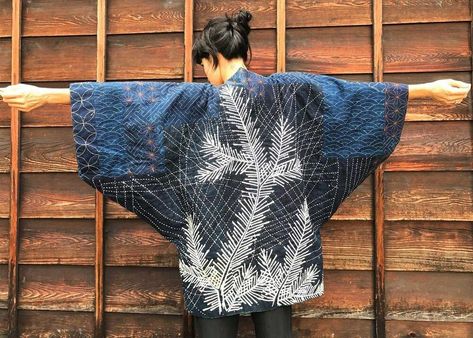 What is Sashiko? 7 Things to Know About Japanese Embroidery Sashiko Jacket, Indigo Dyed Fabric, Japanese Boro, Embroidery Kimono, Mom Design, Sashiko Embroidery, Japanese Embroidery, Japanese Textiles, Creation Couture