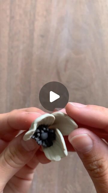 How To Make Ceramic Flowers Tutorials, Flower Ceramics Ideas, Pottery Flowers Tutorials, Porcelain Flowers How To Make, Diy Ceramic Flowers, How To Make Clay Flowers Step By Step, Flower Making With Clay, Making Clay Flowers, How To Make Ceramic Flowers