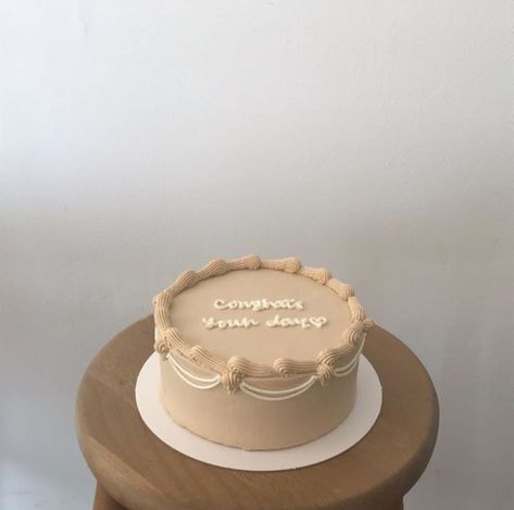 coffee café light beige white light aesthetic beige aesthetic minimalistic clothes kawaii ethereal beauty japanese aesthetic korean fashion style street style white aesthetic r o s i e Vintage Pasta, Bolo Vintage, Minimalist Cake, Resipi Kek, Pinterest Cake, Cake Mini, Pastel Cakes, Korean Cake, Simple Cake Designs