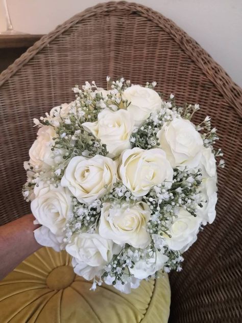 Wedding Bouquets Bride Elegant, Roses And Gypsophila Bouquet, Bouquet With Gypsophila, Pinned Corsage, Bridal Flowers Bouquet, Tulpen Arrangements, All White Bridal Bouquet, Flower Box Centerpiece, Rose Gold Bouquet