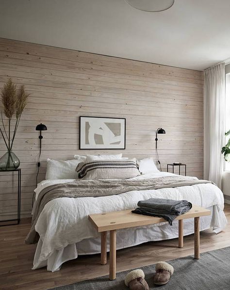 Warm bedroom with a cute desk - via Coco Lapine Design blog Wood Walls Bedroom, Coco Lapine Design, Warm Bedroom, Cute Desk, Bedroom Green, Master Bedrooms Decor, Rustic Bedroom, Dream Decor, Dream Bedroom