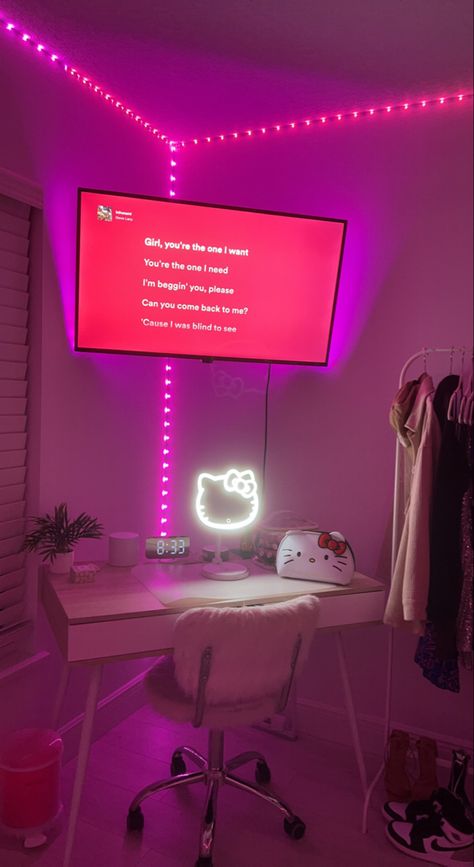 Tessa Ortega Room, Baddie Bedroom Ideas For Big Rooms, Mexican Room Decor Ideas, 22 Year Old Room Ideas, Bedroom Baddie Aesthetic, Music On Tv Aesthetic, Copy And Paste Latina Room, Hello Kitty Room Inspiration, Latina Aesthetic Room