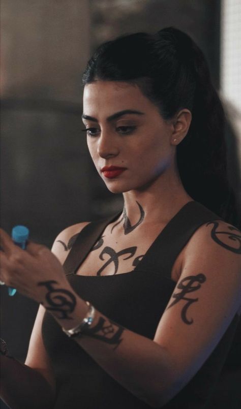 Dr Mundo, Hunter Costume, Shadowhunters Series, Shadowhunters Tv Show, Isabelle Lightwood, City Of Bones, Cassandra Clare, Book Tv, Shadow Hunters